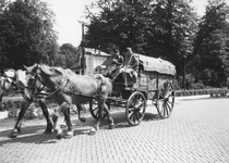 501305 Afbeelding van de terugtocht van Duitse krijgsgevangenen op een paardenwagen op de Utrechtseweg bij Klein ...